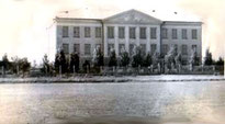 Школа в день открытия в 1957 г.